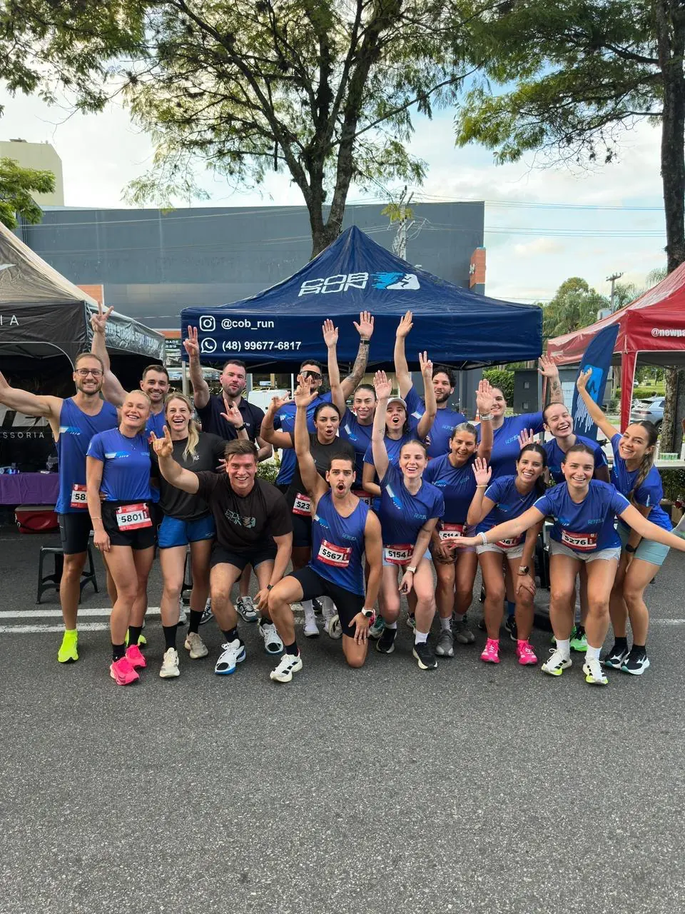 Equipe COB Run reunida sob a tenda no dia da prova
