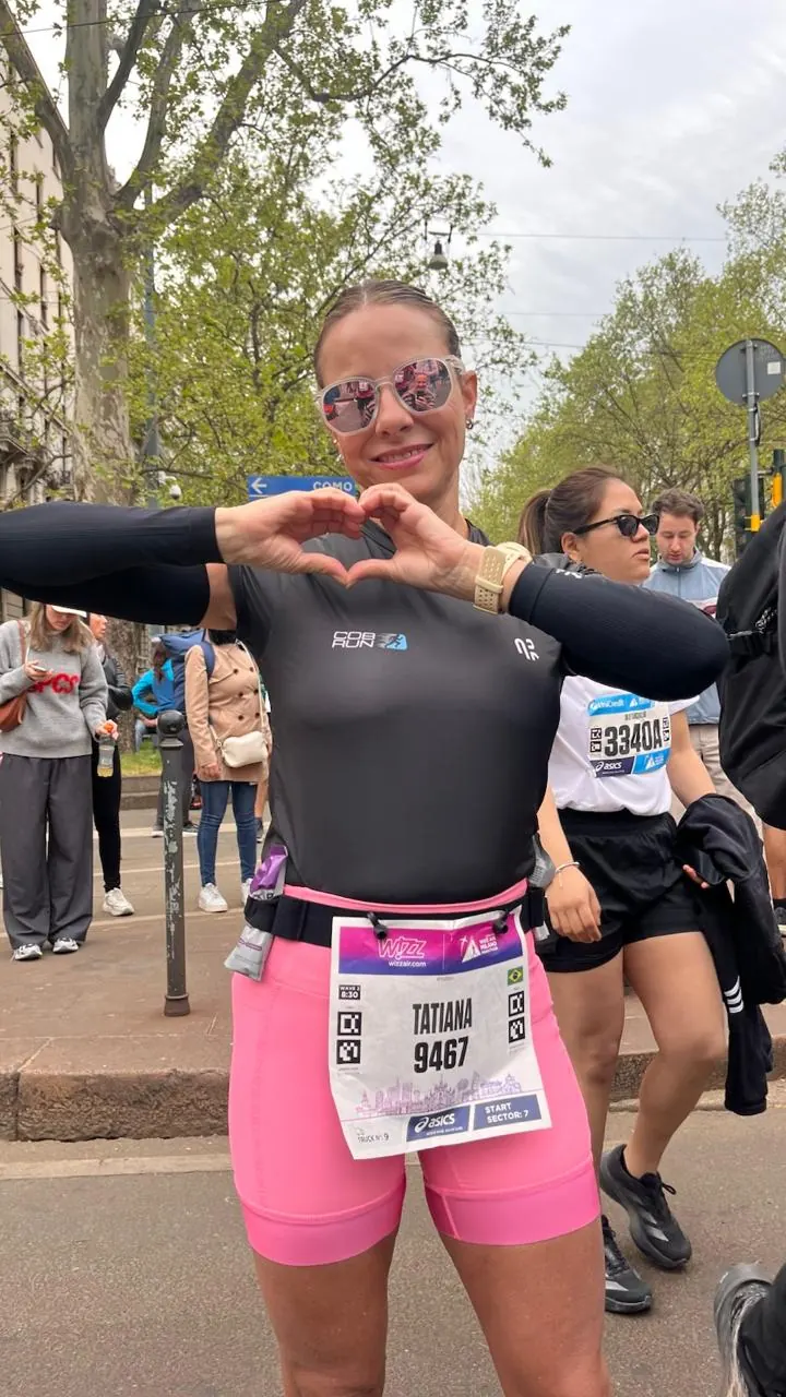 Atleta da COB Run fazendo coração com as mãos
