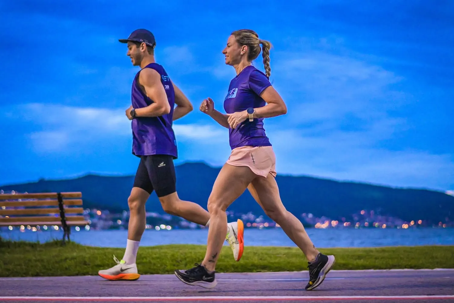 Dupla da COB Run correndo lado a lado ao entardecer