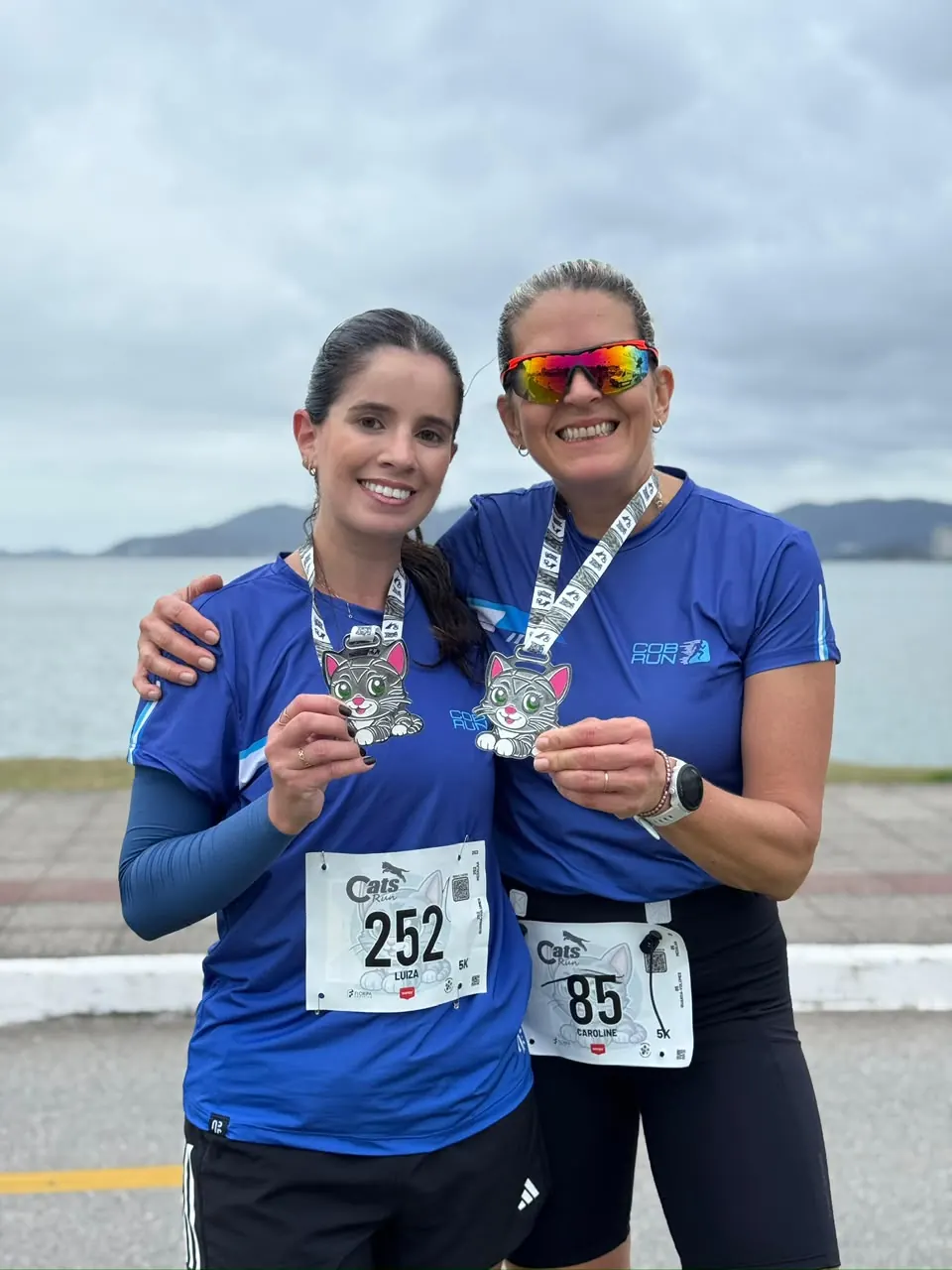 Duas atletas da COB Run exibindo suas medalhas