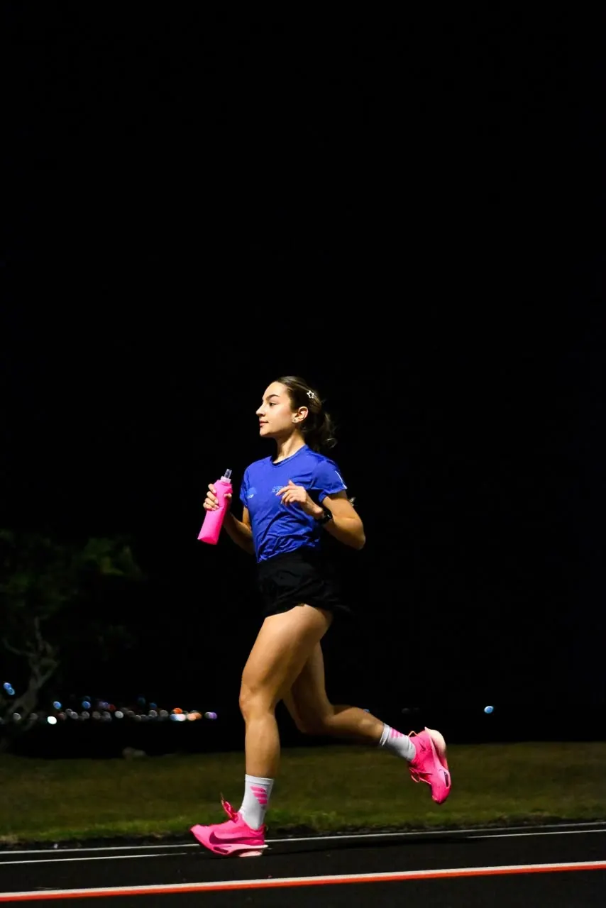 Atleta da COB Run em treino noturno